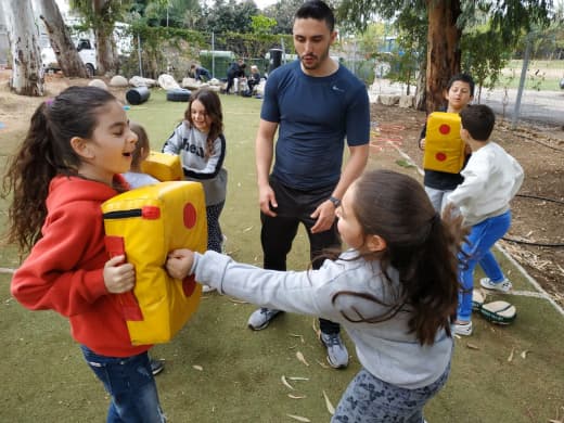 אומנות לחימה בקייטנת קיץ 2026 - כפר הירוק לילדים